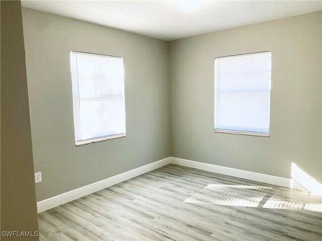 Building Photo - 441 Sharon Cir