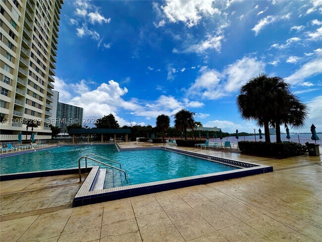Building Photo - 500 Bayview Dr