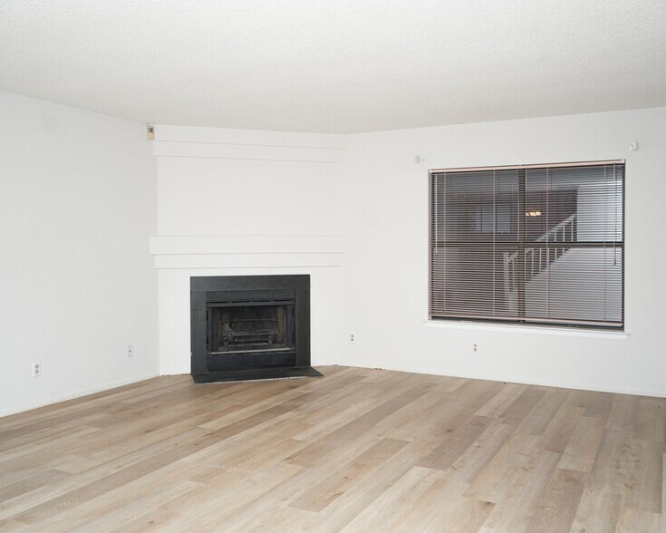 Building Photo - 8011 Sunshine Trail Dr