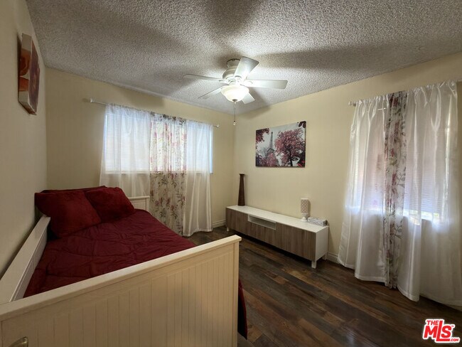 Building Photo - 9558 Swinton Ave