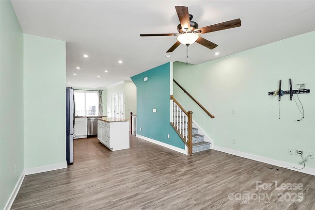 Building Photo - 228 Parkwood Ave