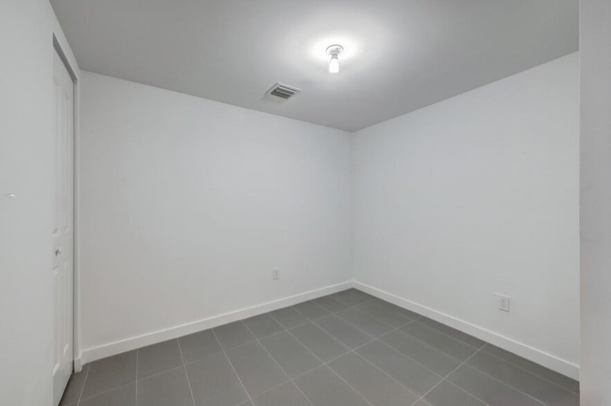 Building Photo - 1600 NE 1st Ave