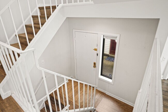 Building Photo - Modern Comfort in Sought-After Gaithersburg