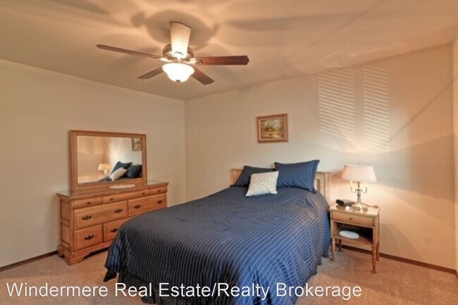 Building Photo - 3 br, 2.5 bath House - 6929 61st Dr NE