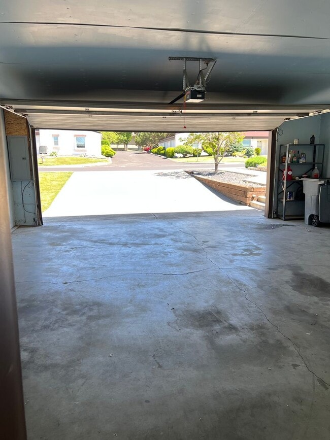 Building Photo - Spacious Townhome with Expansive View and a 2 Car Private Garage