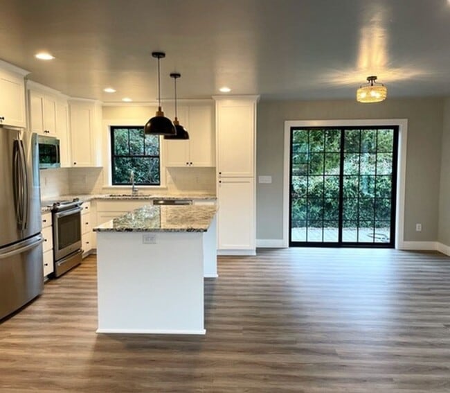 Building Photo - BEAUTIFUL CUSTOM - BUILT SINGLE LEVEL HOME...