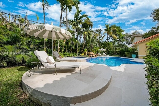 Building Photo - 1033 Almeria Ave