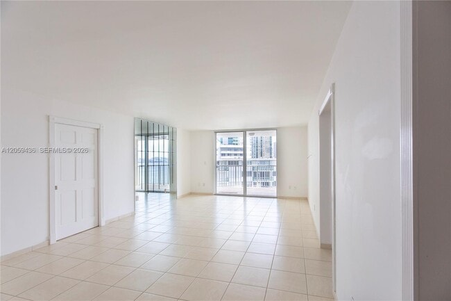 Building Photo - 1420 Brickell Bay Dr