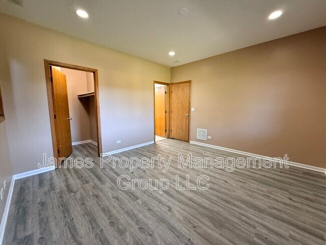 Building Photo - 2711 W Congress Pkwy