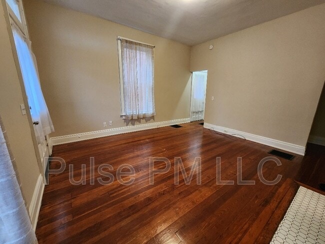 Building Photo - 1539 St Clair St