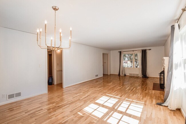 Building Photo - 4527 SW 29th Ave