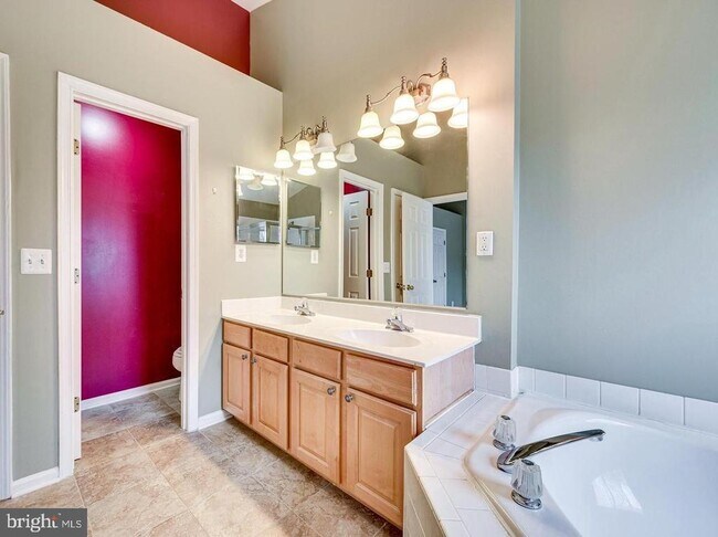 Building Photo - 11485 Carriage Gate Ct