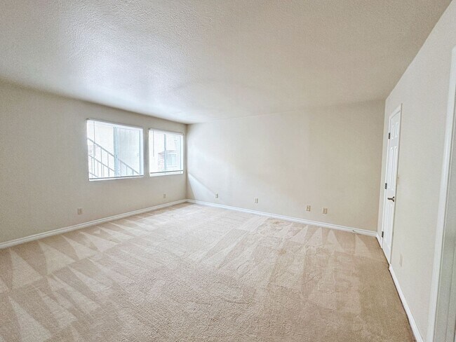 Building Photo - 3 BEDROOM, 2 BATH DOWNSTAIRS CONDO IN GUARD GATED COMMUNITY