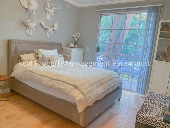 Building Photo - Don't miss out! 2 Bed 2 bath ready to go!