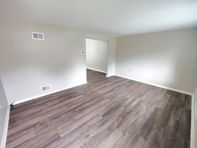 Building Photo - *Recently Updated 2BD/1.5BA Townhouse Available for Rent in West Mifflin*