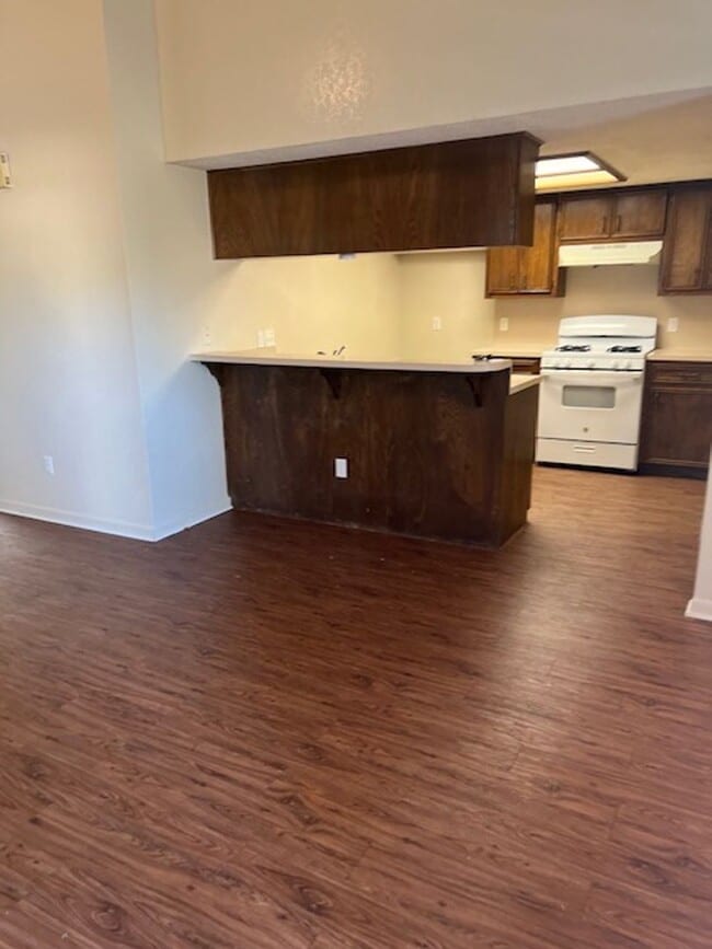 Building Photo - 1006