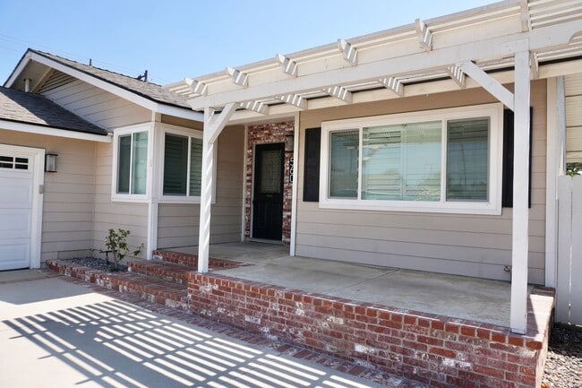 Building Photo - Beautifully Renovated 3B/2BA Home in La Ha...