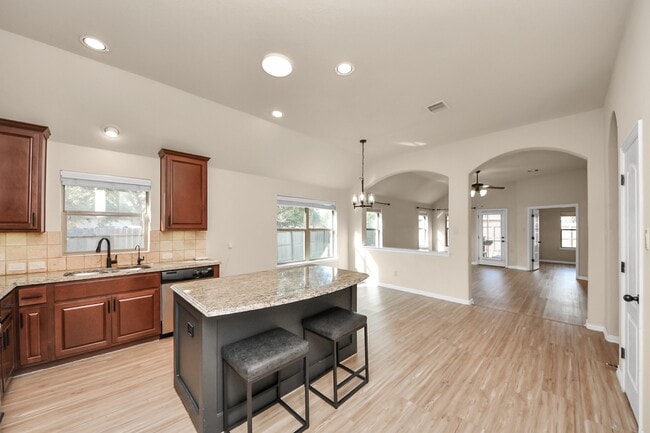 Building Photo - 7503 Amber Village Cir