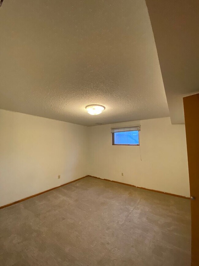 Building Photo - Large 2640 sq. ft. Single Family Home for Rent! - 4 Bedroom, 2 Bathroom Located in Cheney!