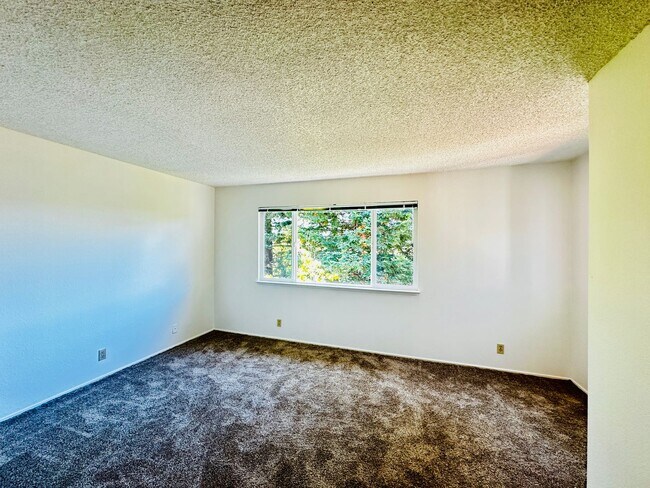 Building Photo - Bridgeview top floor condo with tree top w...