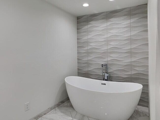 Building Photo - 6915 Forestglade Cir