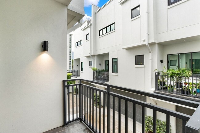 Building Photo - Luxury 2 Bedroom 2.5 Bath Townhome In Down...