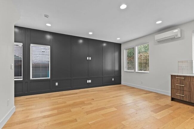 Building Photo - Stunning Ultra-Modern Central District Townhome w/ Air Conditioning