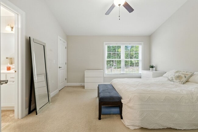 Building Photo - Immaculate Townhouse with Finished Basement