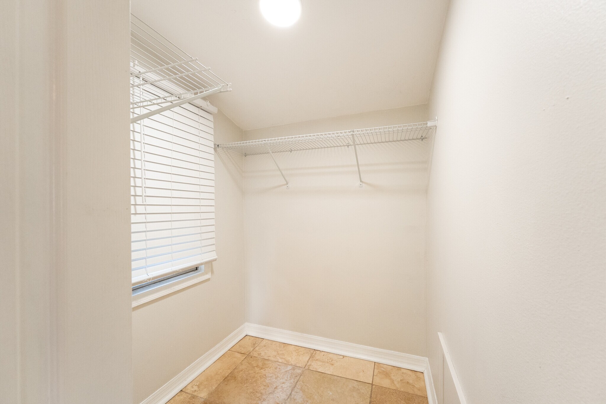 Building Photo - 606 4th Ave NW
