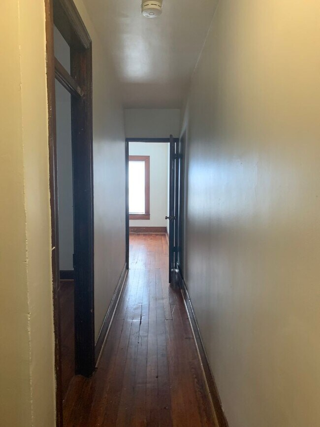 Building Photo - 4 bedroom, 1 bath, 3 story half double house