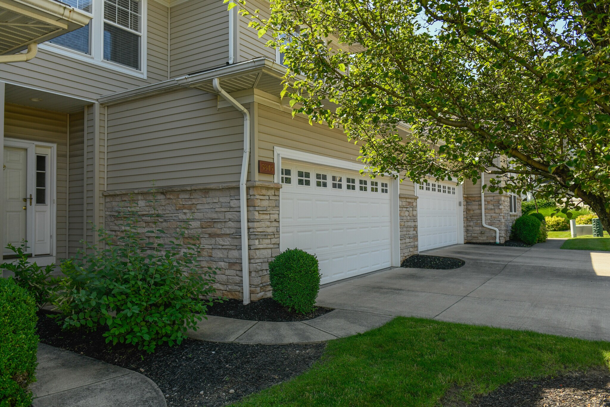 Building Photo - 5845 Crescent Ridge Dr