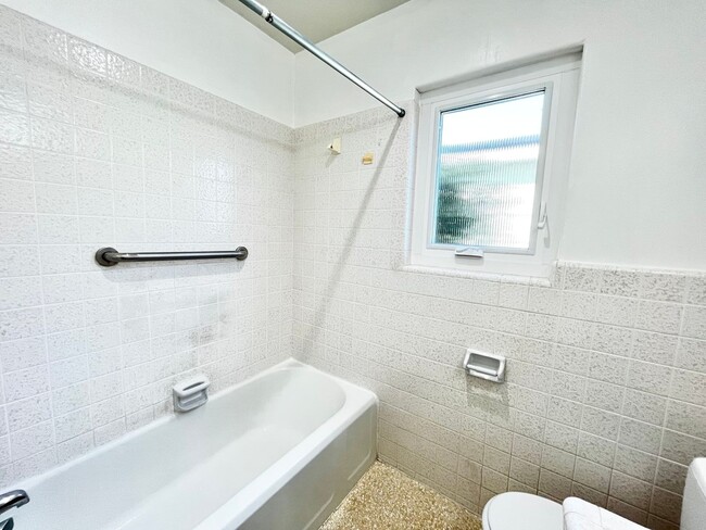 Building Photo - Beautiful 3B 2BA Home in Pacific Beach w/ ...