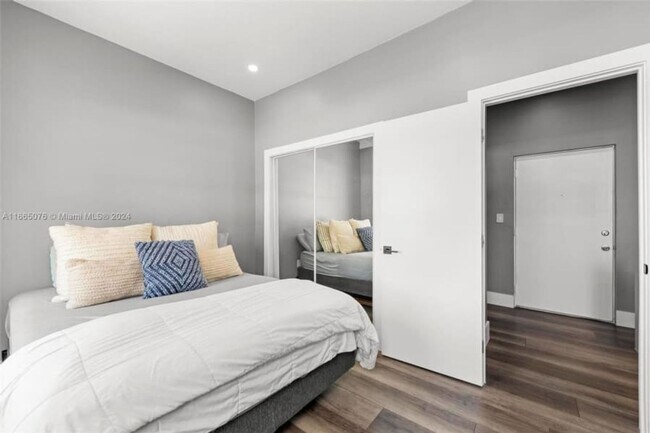 Building Photo - Charming 2BR Townhome in Miami Beach