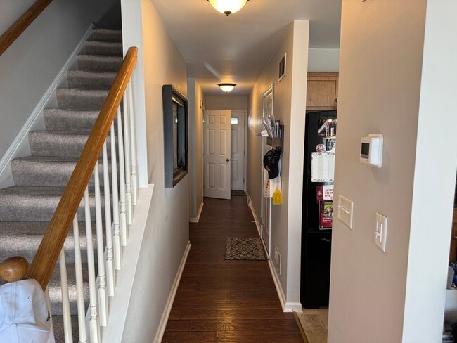 Building Photo - Beautiful Three Bedroom Townhouse