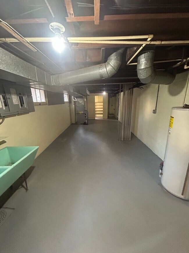 Building Photo - 1439 Vassar Dr