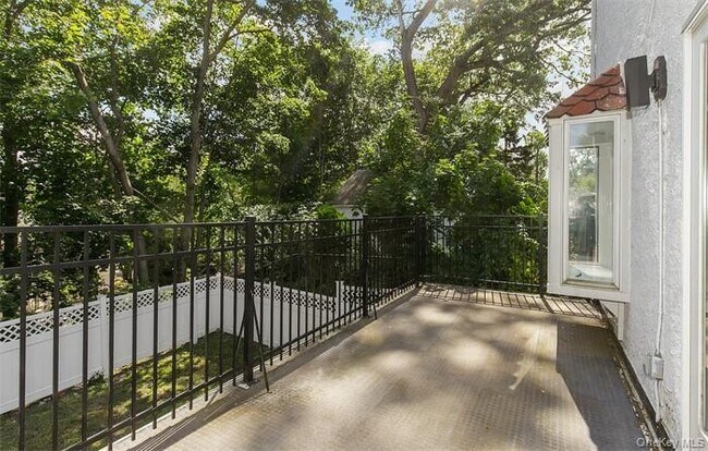 Building Photo - 11 Floyd Pl