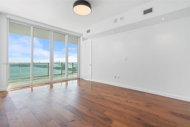 Building Photo - 2020 N Bayshore Dr