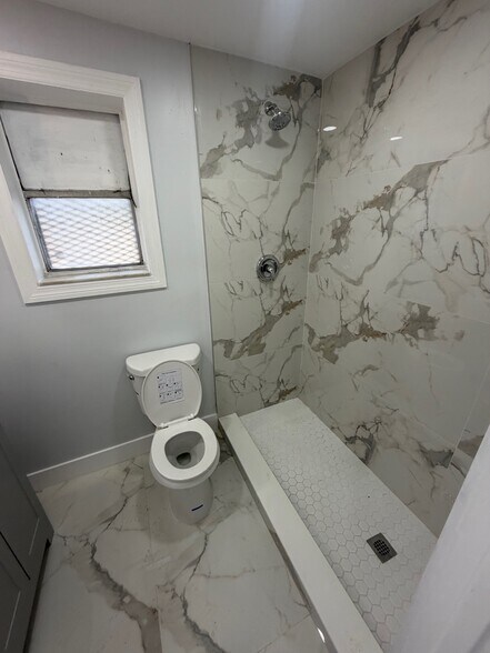 Building Photo - 531 NE 58th St