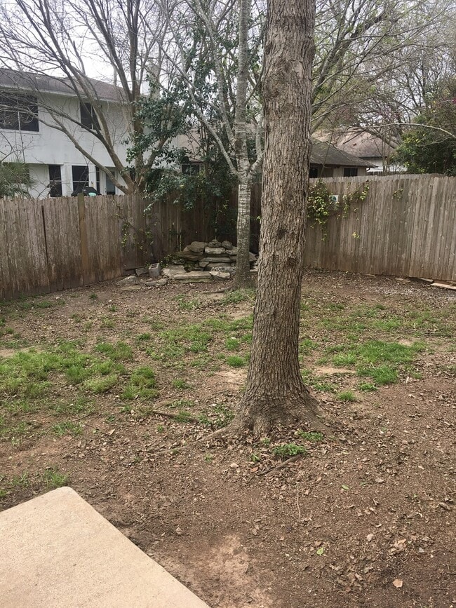 Building Photo - Cute 3/2  HOUSE LOCATED IN SOUTH AUSTIN