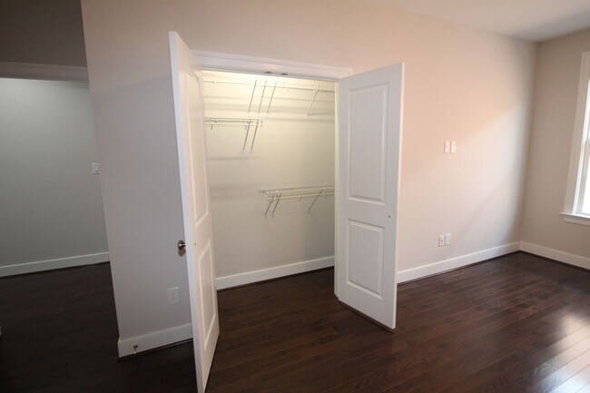 Building Photo - 1704 W Cary St