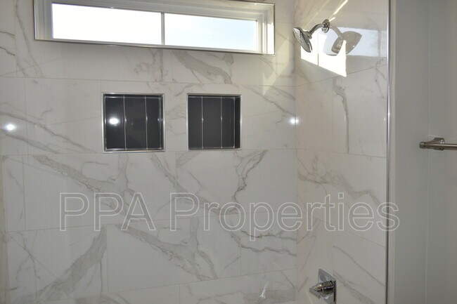 Building Photo - 306 S First St