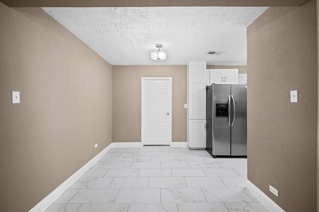 Building Photo - 2024 Des Jardines St