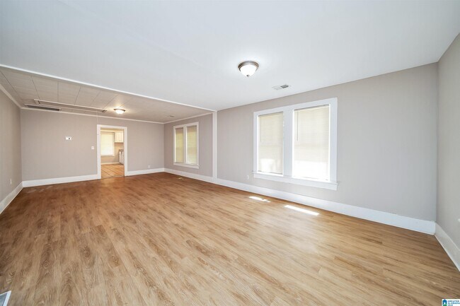 Building Photo - 806 Magnolia Dr NW