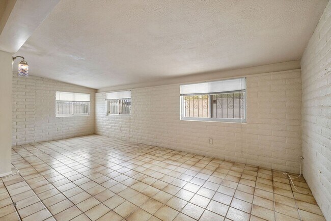 Building Photo - Eastside 4 Bedroom Home with Pool