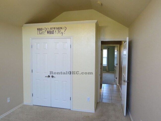 Building Photo - Moore 3/2 bed plus office and a storm shel...