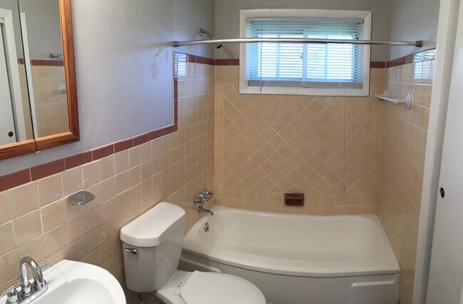 Building Photo - Beautiful 3-Bedroom Ranch available for im...