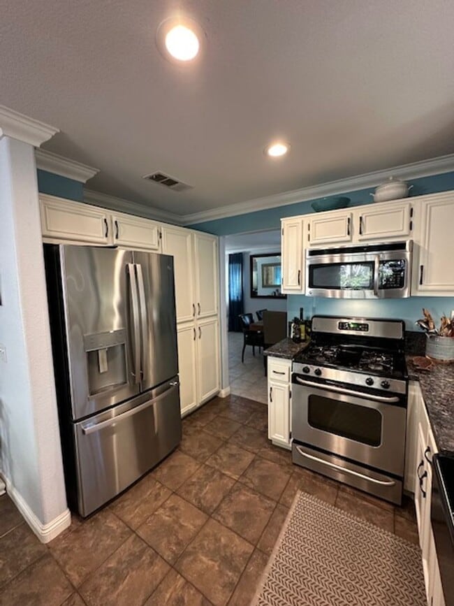 Building Photo - Upgraded Hallmark home on quiet cul-de-sac in a private community!