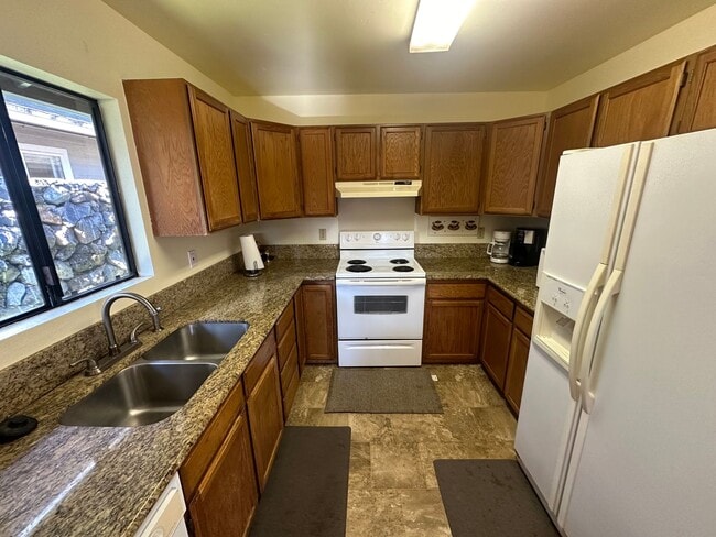 Building Photo - 3/2 House W/ 1/1 Cottage