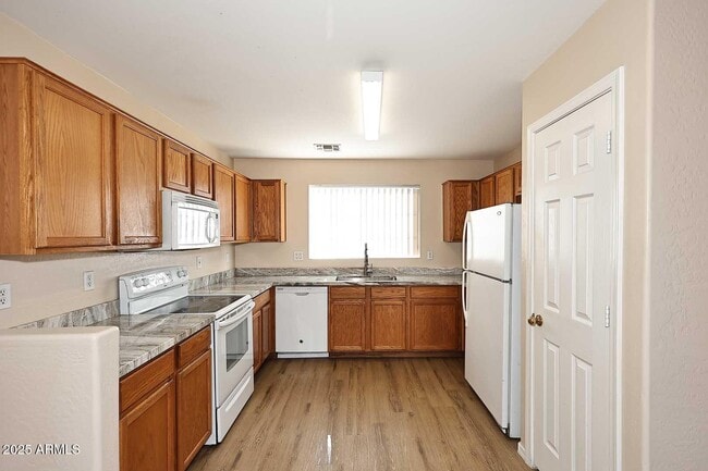 Building Photo - 10532 W Pomo St