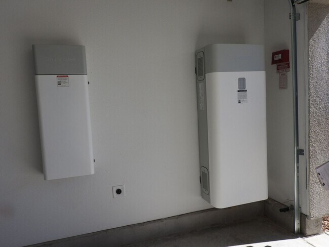 Building Photo - Beautiful Smart Home in Granite Bay  With Solar!!